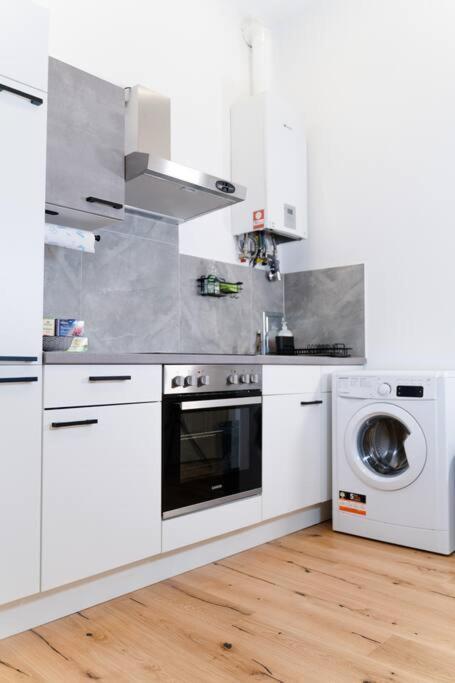 Zentrale & Ruhige 2 Zimmer - 42M² Lägenhet Wien Exteriör bild
